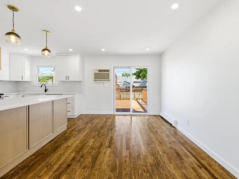 561 Woodbury Rd — Photo 4