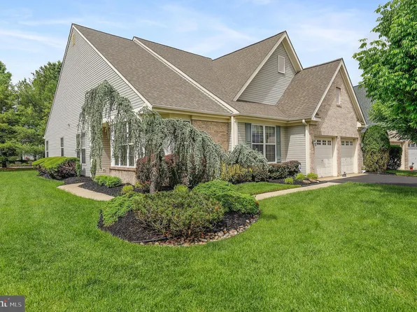 14 Poinsettia Ln, Marlton, NJ 08053