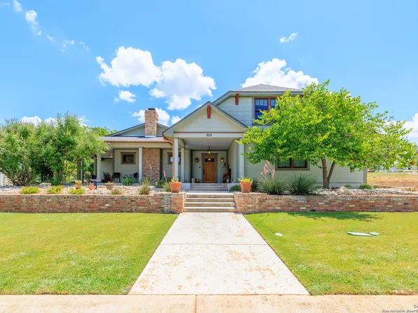 923 Hawthorn Lane, Fredericksburg, TX 78624