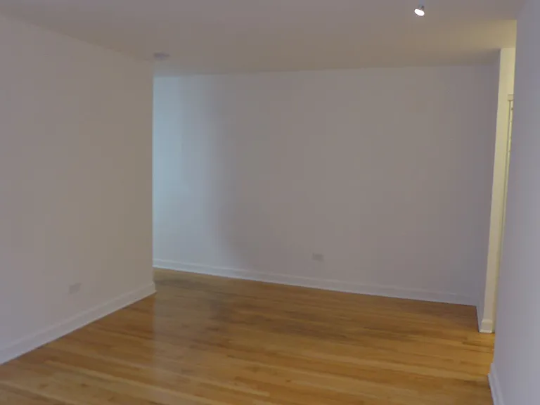 Foster Beach Apartments — Photo 17