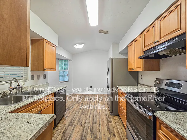 4325 NE 3rd Ct — Photo 5