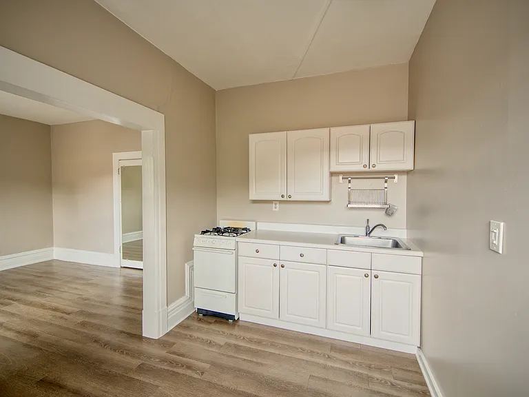 1131 N Corona St #5 — Photo 3