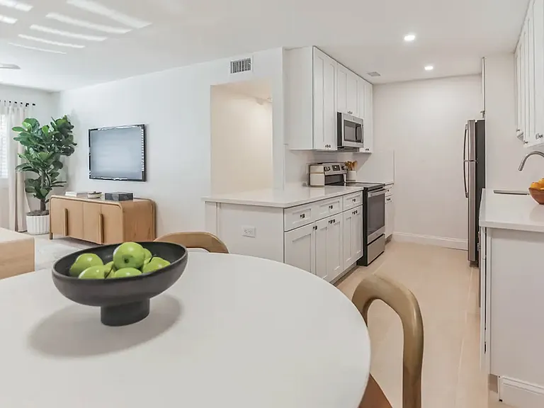 Innovo Living Hyde Park — Photo 113