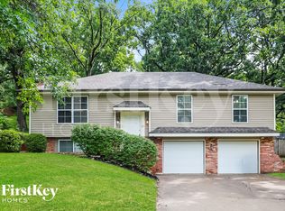 5905 NW Whispering Oaks Ln, Kansas City, MO 64152