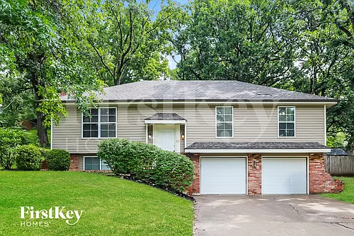5905 NW Whispering Oaks Ln Photo 1