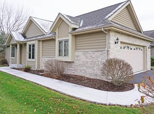 W240N2300 E Parkway Meadow Cir, Pewaukee, WI 53072