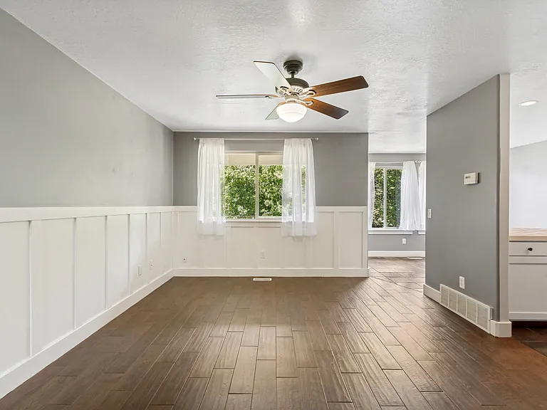 1137 E Holmes Creek Ln — Photo 8