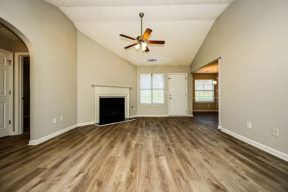 3 bed, 2.0 bath, 1476 sqft, $2,020 — Photo 3