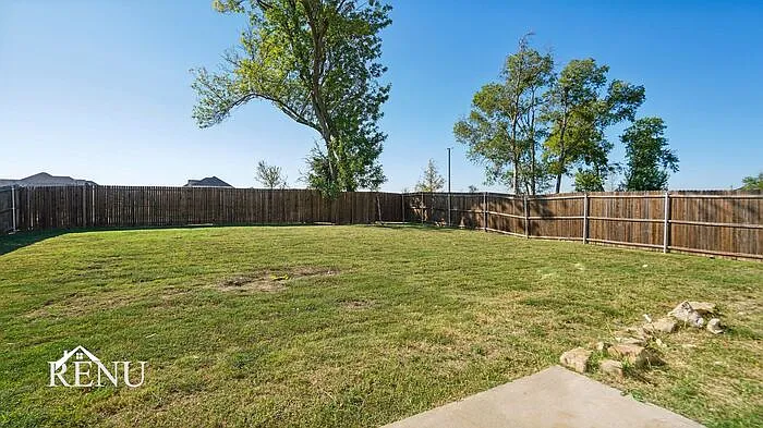 4 bed, 2.0 bath, 2406 sqft, $2,410 — Photo 4