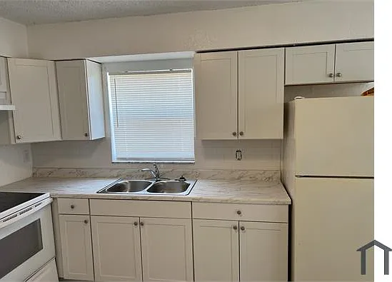 3 bed, 1045 sqft, $2,225 — Photo 2