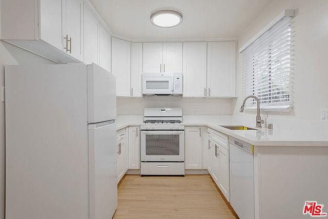 1st image of 2401 N Beachwood Dr #1/4
