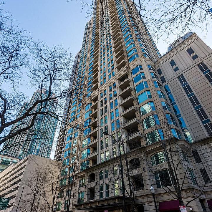 1st image of 25 E Superior St APT 1206