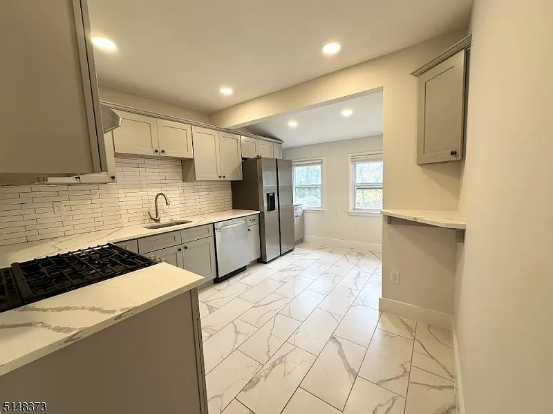 2 bed, 1.0 bath, 1050 sqft, $3,600 — Photo 2