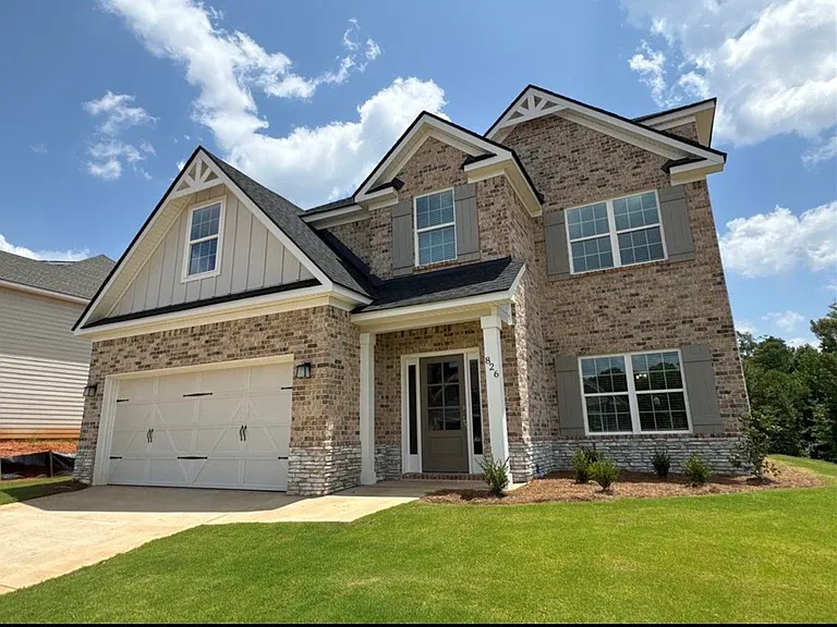 826 Tiger Dr — Photo 1