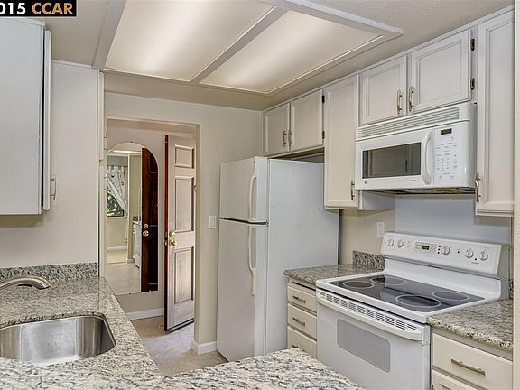 2nd image of 2533 Lucy Ln APT B