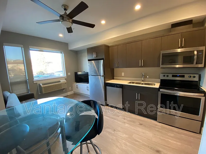 925 Leon Ave — Photo 3