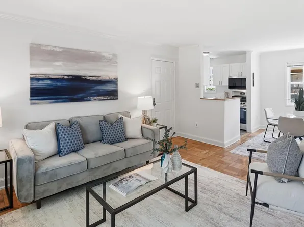 1608 W Abingdon Dr APT 302, Alexandria, VA 22314