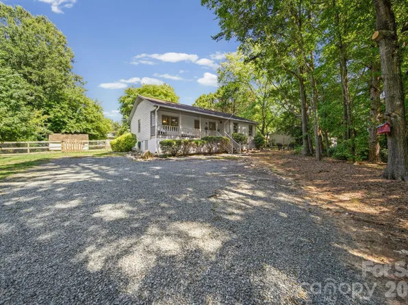 3600 Wonderland Dr, Matthews, NC 28104