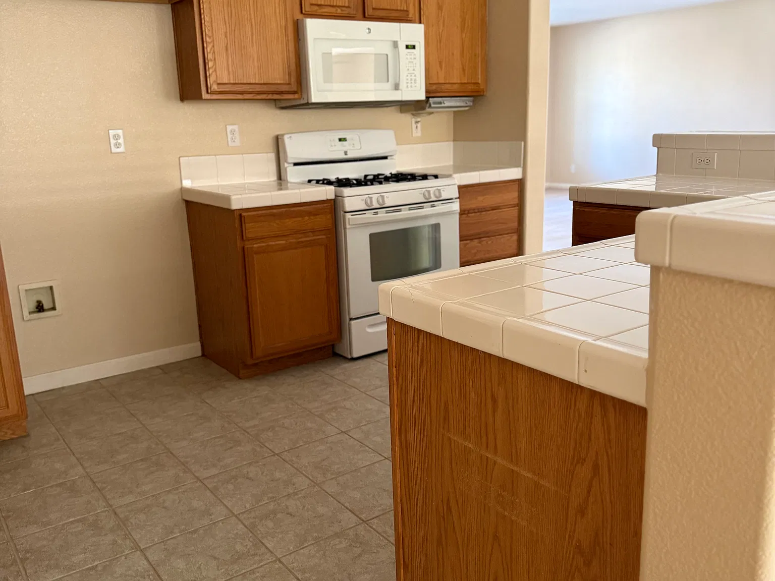5 bed, 2264 sqft, $3,250 — Photo 4