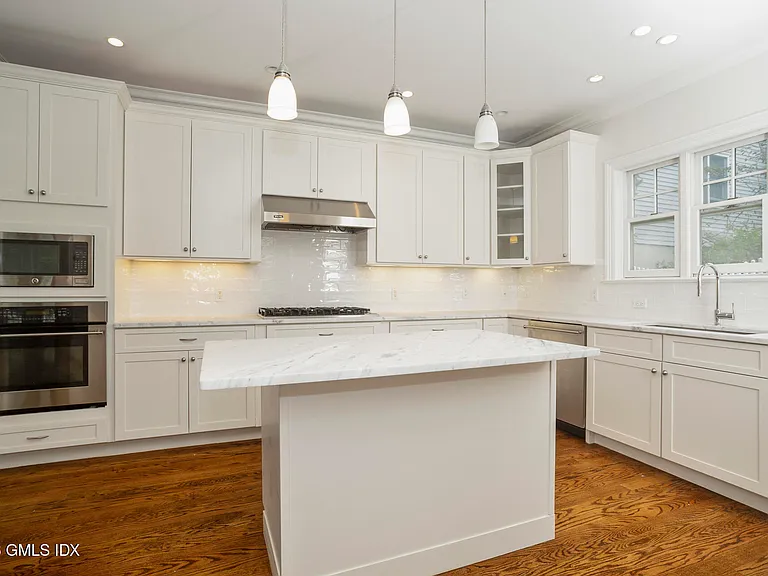 146 E Elm St #B — Photo 4