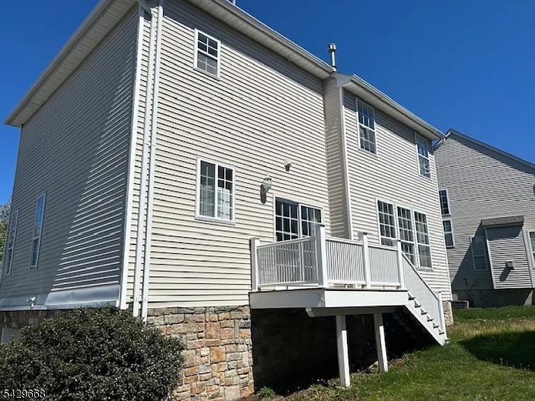 240 Winding Hill Dr — Photo 2