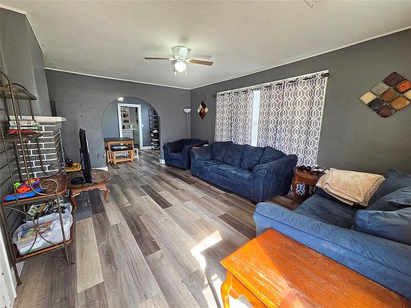 3rd image of 906 S Rock Island Ave