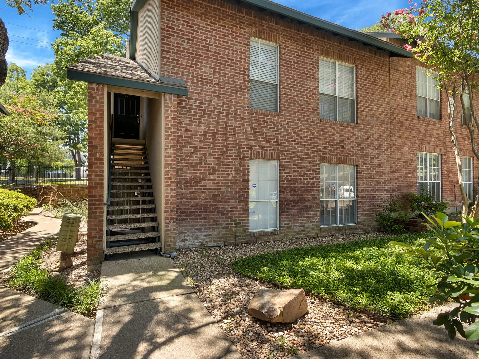 2 bed, 861 sqft, $1,650 — Photo 2
