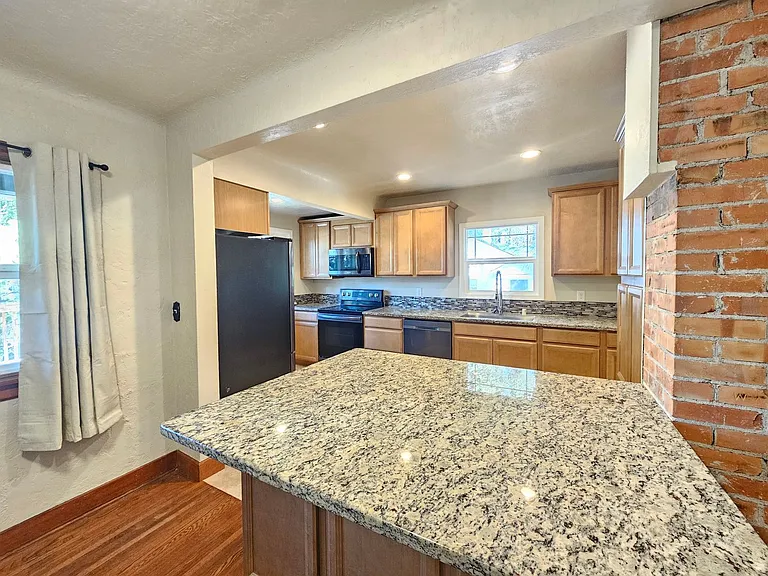 1922 E 18th Ave — Photo 13