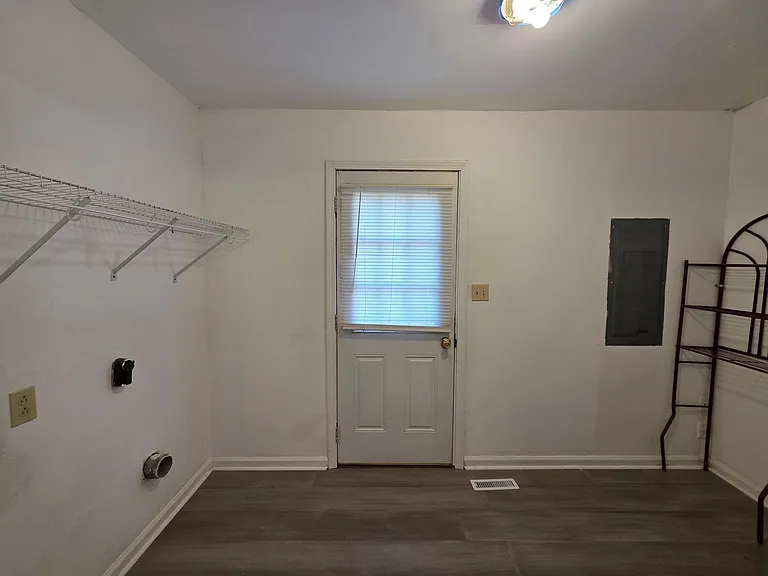 386 Elaine Dr — Photo 9