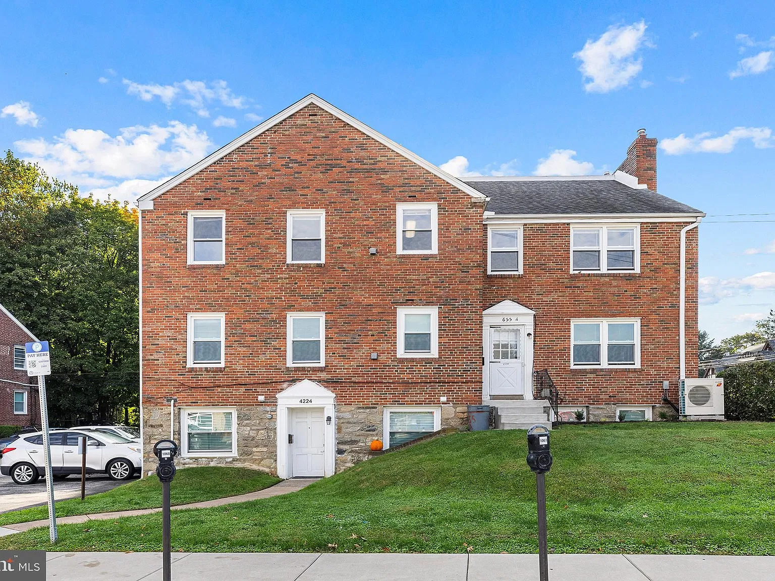 2 bed, 1.0 bath, 900 sqft, $1,695 — Photo 2