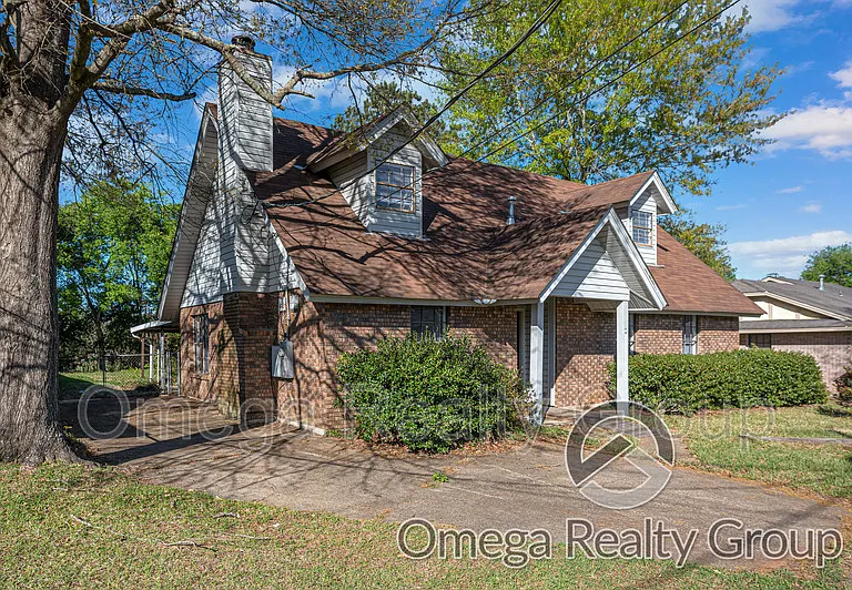 5827 Darien Dr — Photo 2