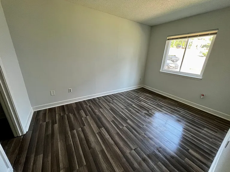 Creekside Apartments — Photo 9