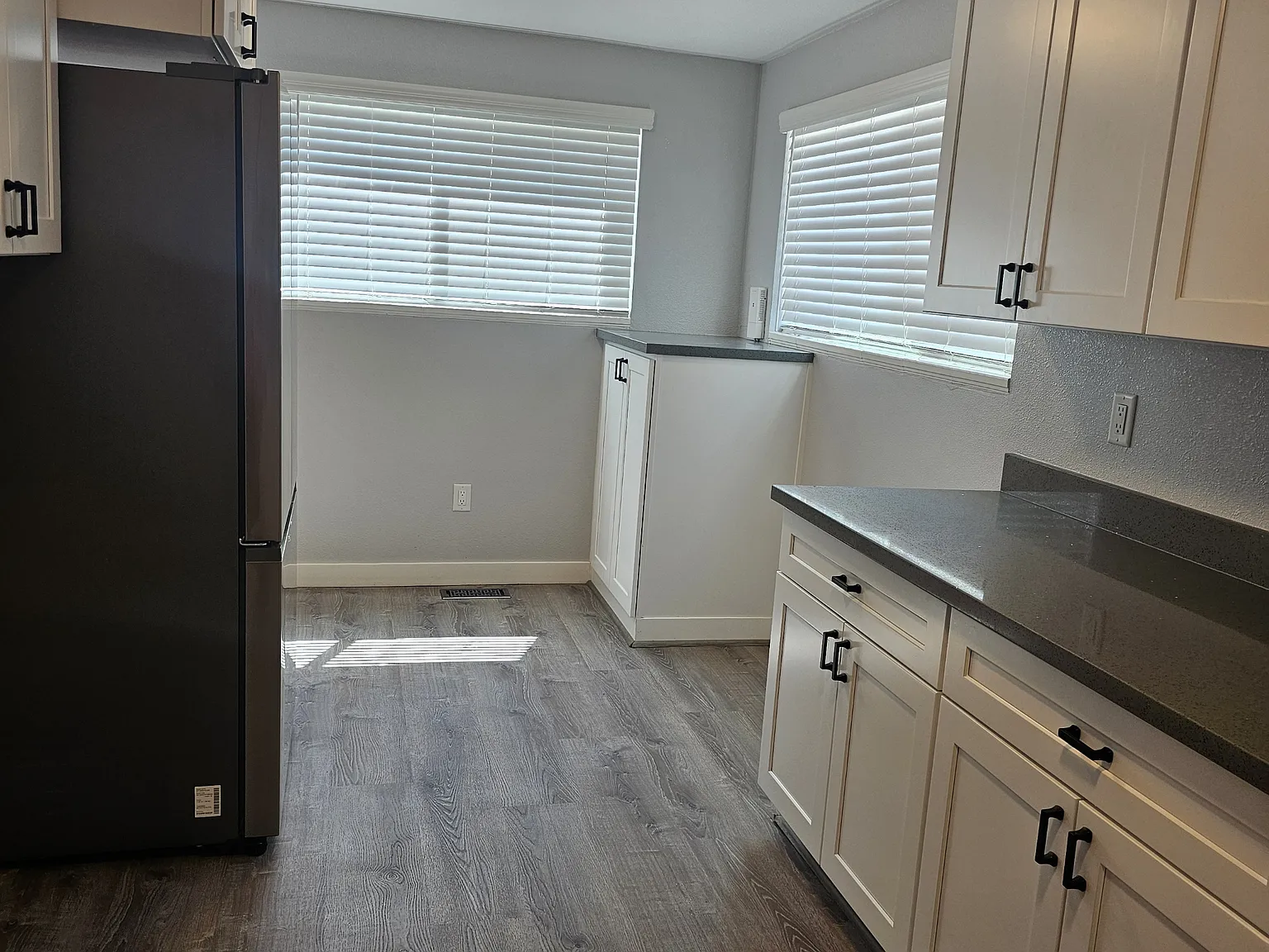813 North Riverside Drive - A — Photo 3