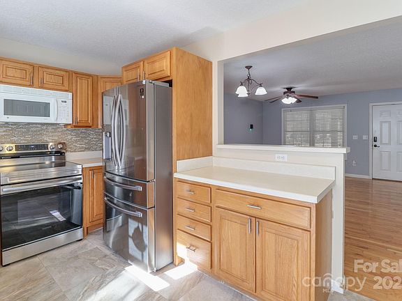 3rd image of 16 Aberdeen Dr