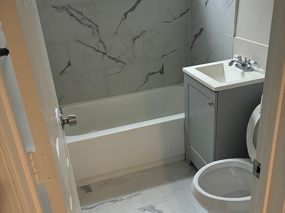 2nd image of 1841 N Dinwiddie St #1481