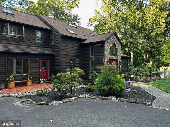 3rd image of 281 Woodland Dr