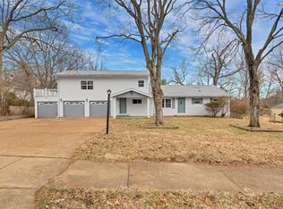 204 Lark Hill Ln, Ballwin, MO 63021