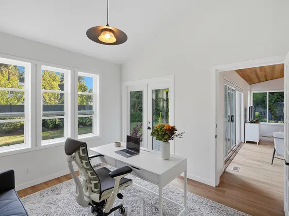 2207 Tanager Pl, North Vancouver, BC V7J 3R3
