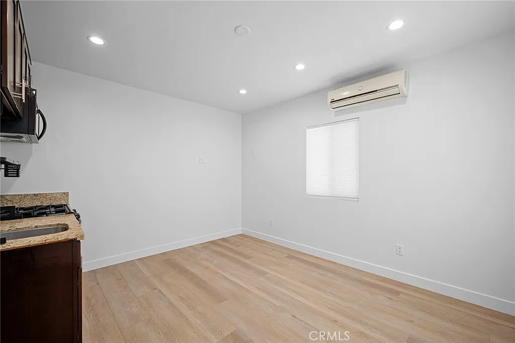 1 bed, 300 sqft, $1,400 — Photo 3