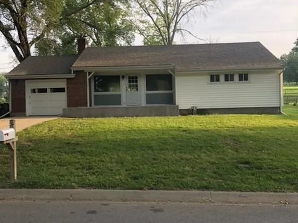 113 Woodland Rd, Lansing, KS 66043