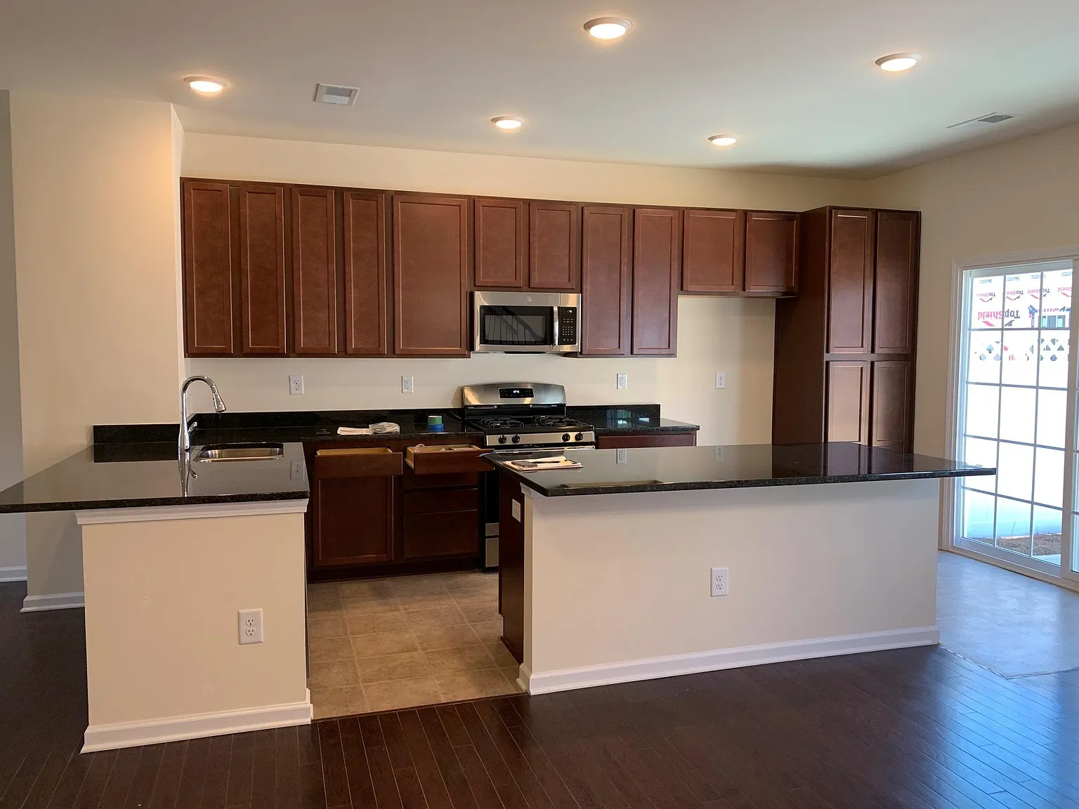 3 bed, 2.5 bath, 1578 sqft, $2,000 — Photo 2
