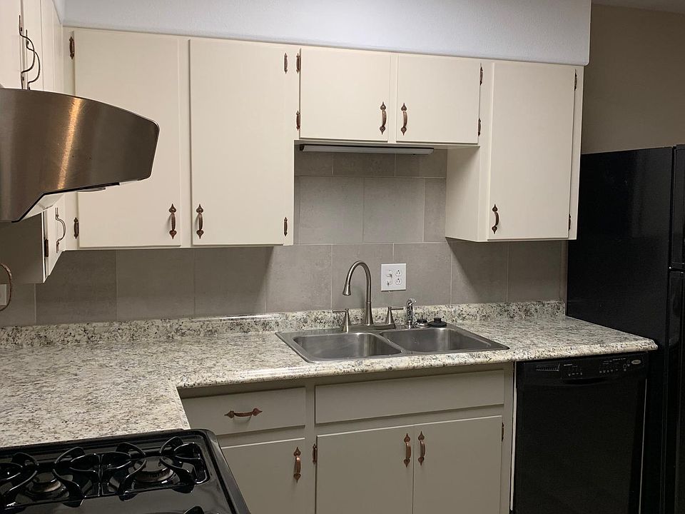 Kitchen: gas range, stainless vent hood, sink with garbage disposal, dishwasher & refrigerator.