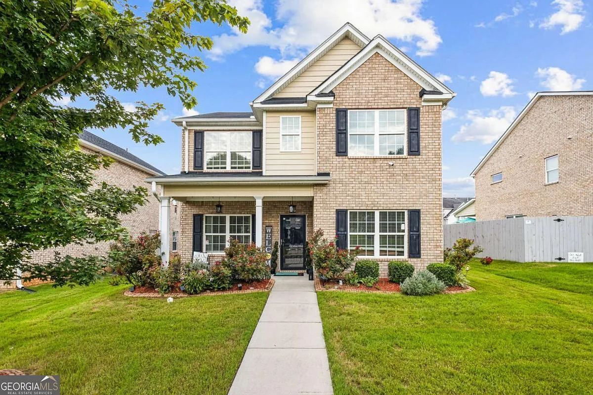 4 bed, 3.0 bath, 2934 sqft, $2,400 — Photo 1