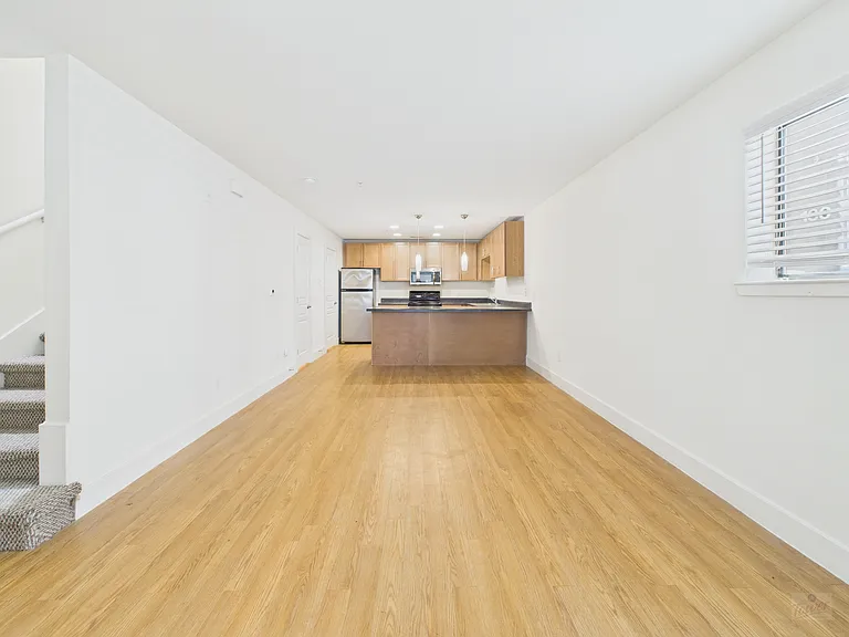 711 W 32nd St — Photo 232