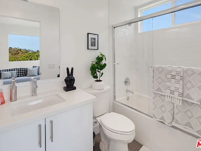 855 1/2 Hyperion Ave — Photo 13