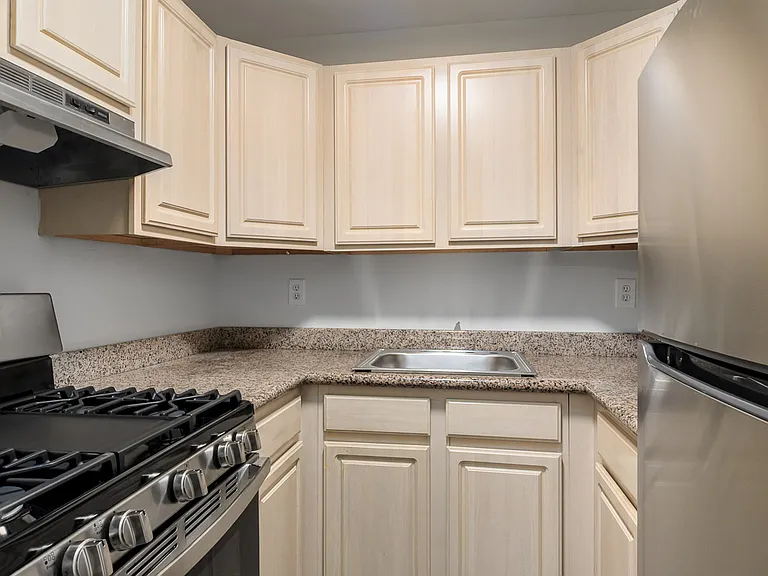 542 Henry St #1A — Photo 8
