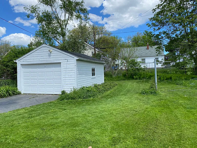 110 Colonial Rd — Photo 4