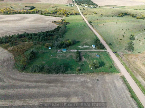 815 W Silverlake Rd, Blue Hill, NE 68930