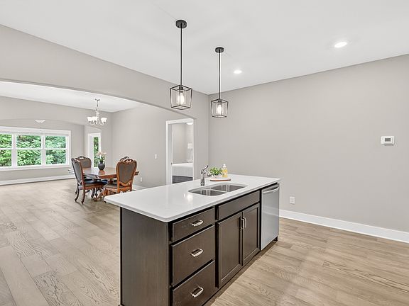 4th image of 906 Meadowcrest Way
