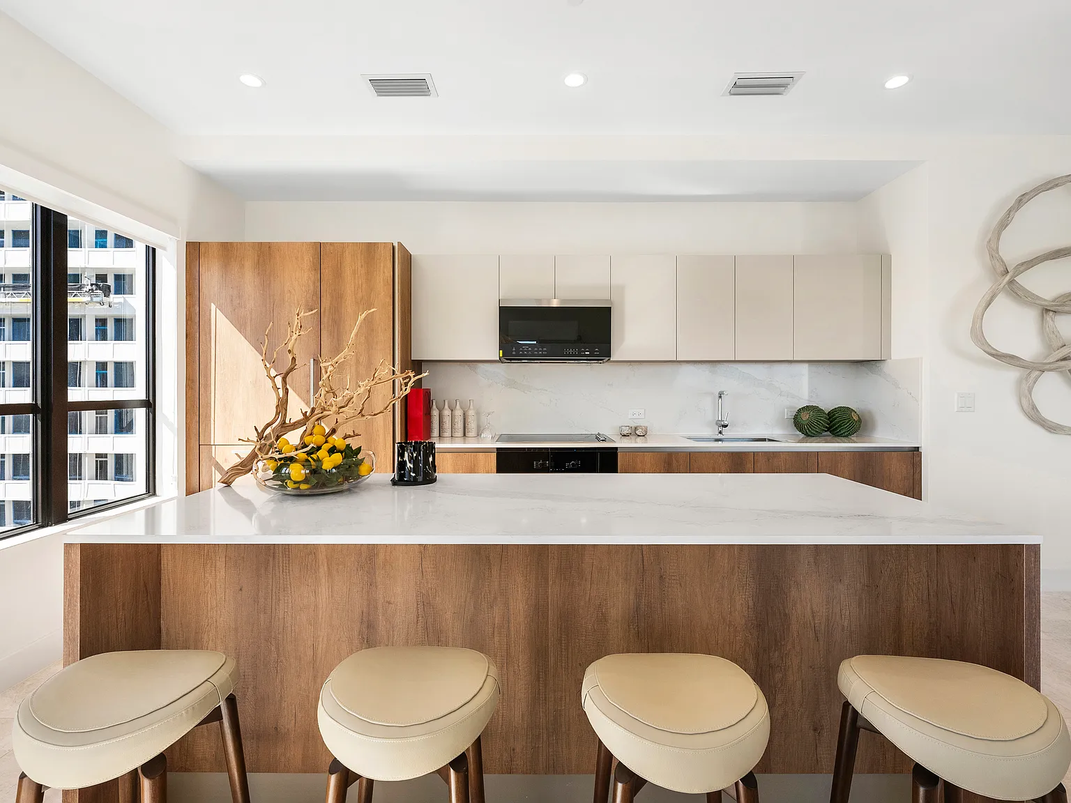 701 VALENCIA — Photo 2